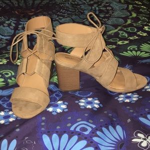 LIKE NEW tie up chunky cute heels. 🍯